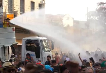 Carnaval na Praça da Matriz tem esguicho de água para refrescar foliões