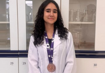 Aluna conquista medalha em Olimpíada Feminina de Química e inspira futuras cientistas